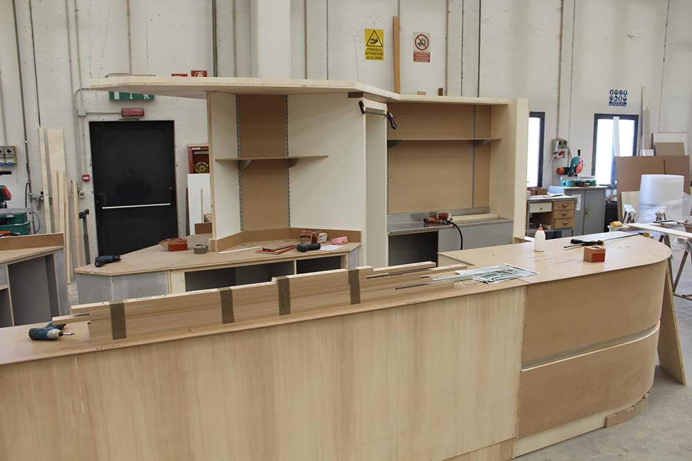 produzione arredamento banco bar